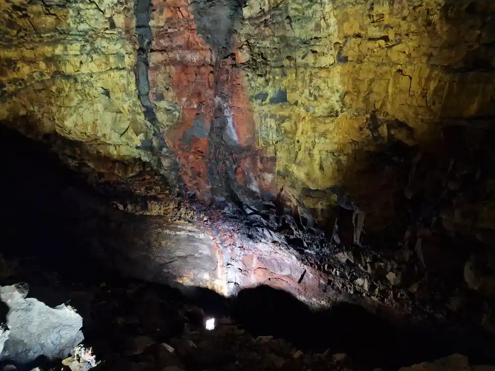 The chamber wall in ochre and red above a dark shelf