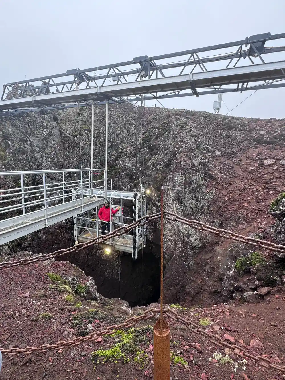 The walkway and lift platform over the crater from the gantry